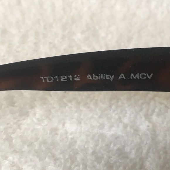 Foster Grant Brown Animal Print Sunglasses - Picture 4 of 6